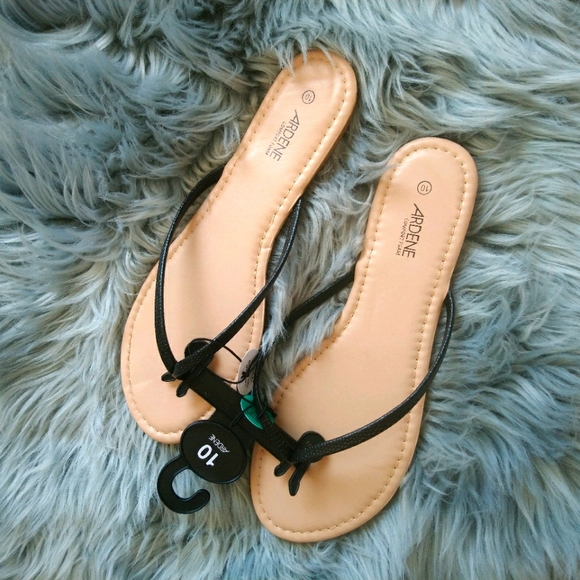 Ardene Shoes - 3/15$ ARDENE faux leather flip flop sandal